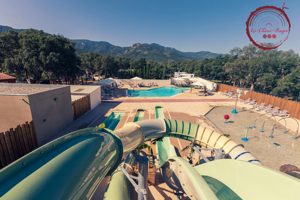 espace aquatique vue en haut des toboggans vue montagnes
