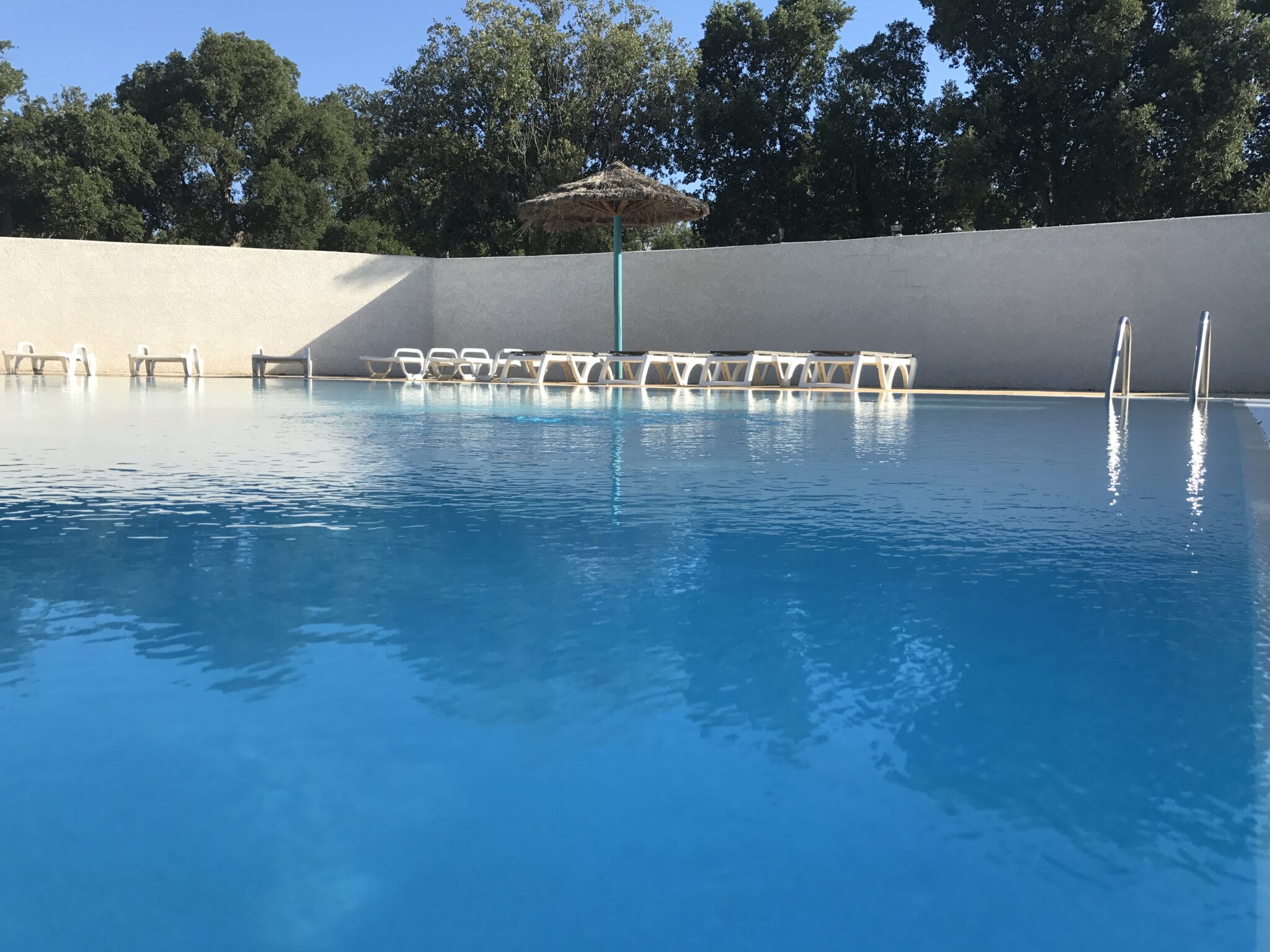 Parasol-bassin-piscine-détente