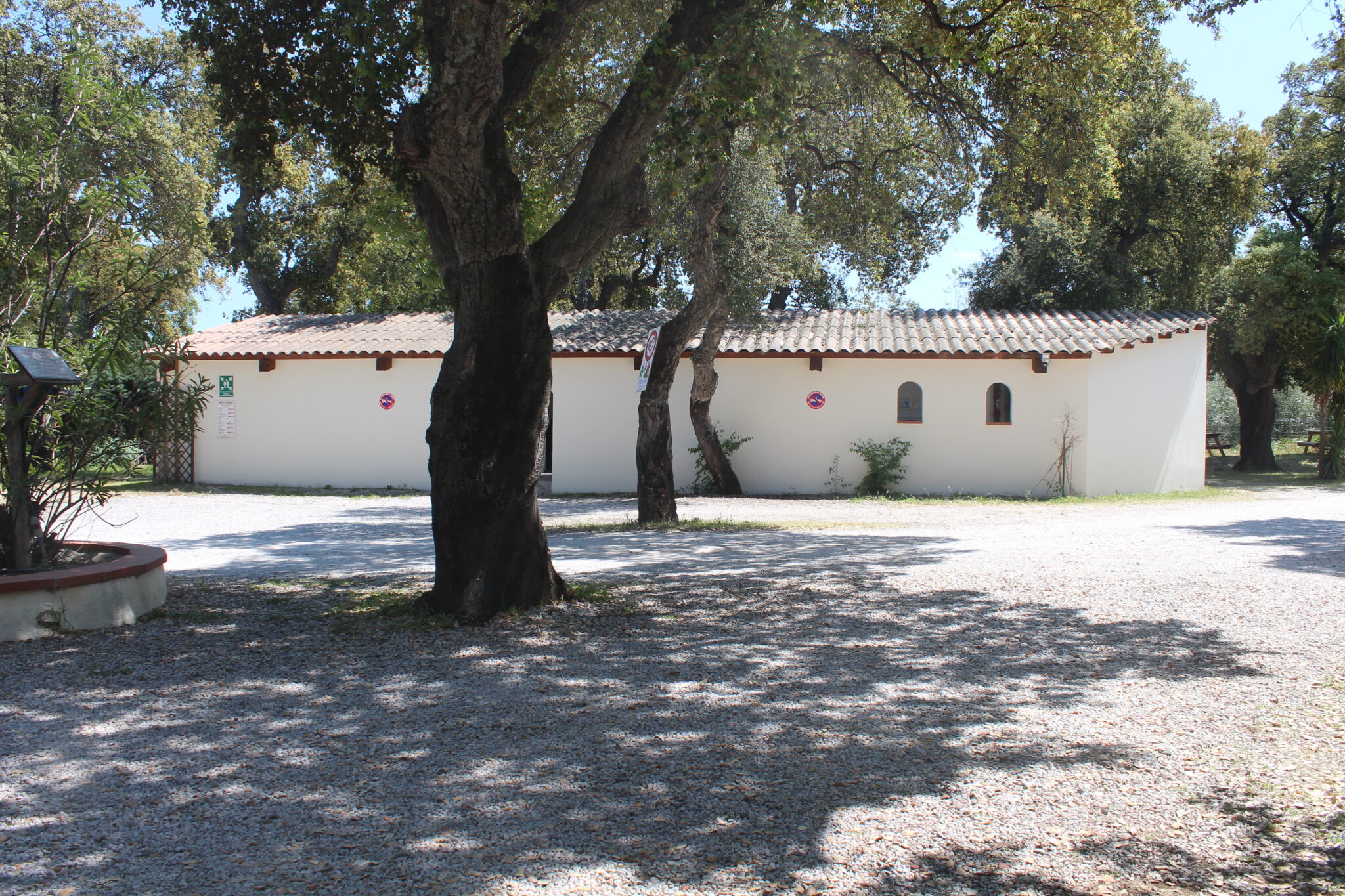 Ancien_bloc_sanitaire_batiment_campeur_camping