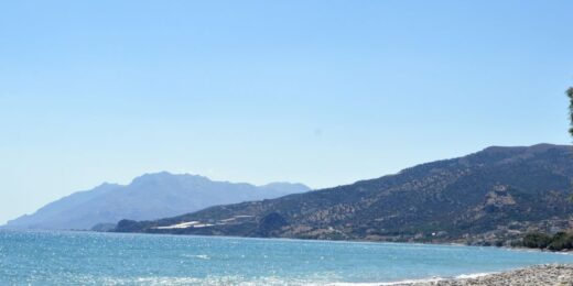 plage-sable-et-roches-argeles1